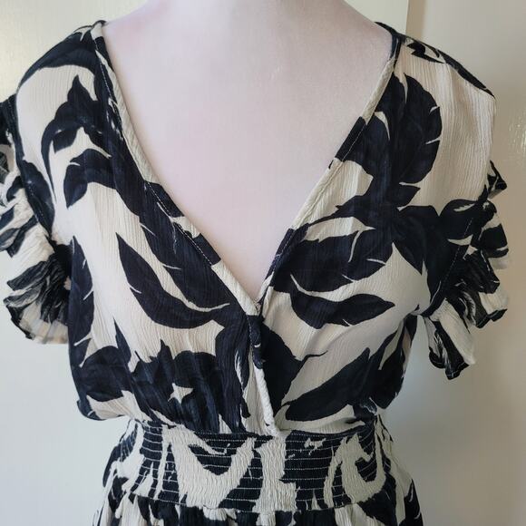 Elan Size S Leaf Print Mini Dress Black White Short Flutter Sleeve Cinched - Picture 3 of 11